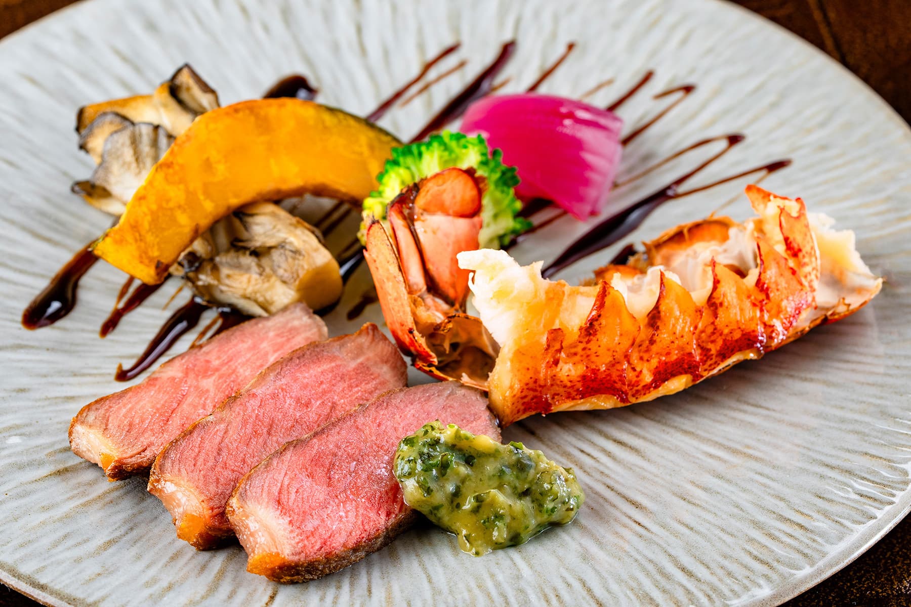 十勝和牛サーロインと焼きオマール海老 彩り野菜と蕗のとう味噌ソース